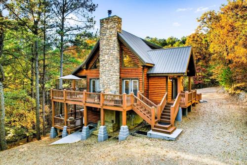 Broken Bow House | New Creekside Cabin w Spa + Views Sleeps 12