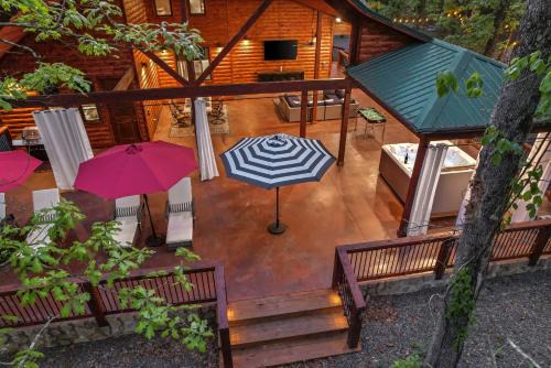 Hochatown House | NEW Creekside Cabin with Spa Firepit & Games