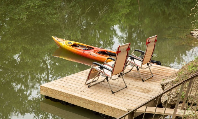Mount Aetna Cottage | New! Creekside Cottage ~ Double Kayak ~ Dreamy Getaway for 2