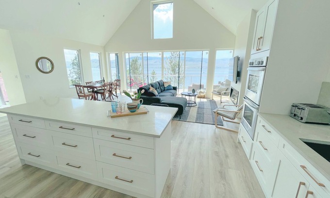Merritt House | New Custom Waterfront House at Nicola Lake near Merritt, Kamloops & Quilchena