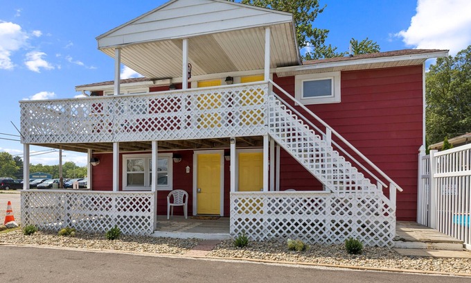 Monticello Apartment | NEW! Dave's Last Resort Poolside-Comforting Cabin 2