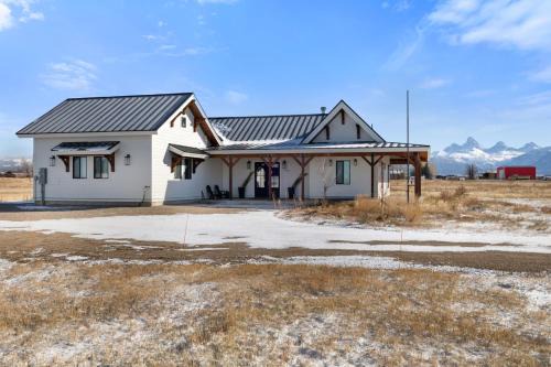 Leigh Creek Estates House | New Daydream Home - Hot tub