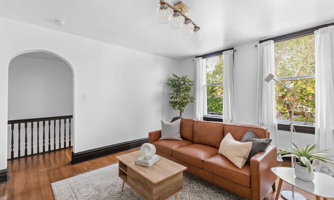 St. Louis Apartment | NEW! Designer 2 bedroom apt w/king bed, 65" TV, fenced yard & WiFi - pets <3