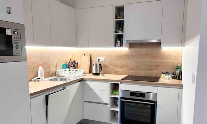 Ujlipotvaros Apartment | New downtown A/C 3BR 2BA FREE parking big balcony near Metro&Train Station Apt