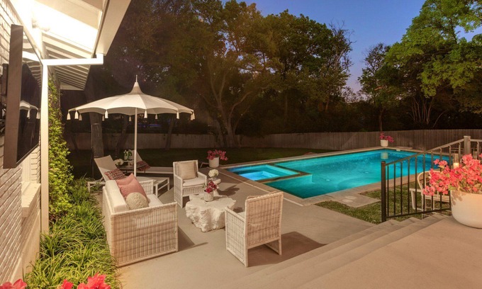Austin House | *NEW* DOWNTOWN HOUSE | HEATED POOL | HOT TUB | Ping Pong | 10 Beds