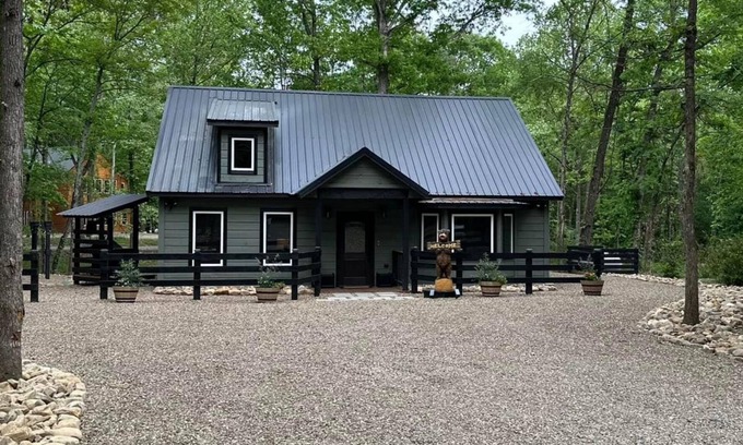 Broken Bow Cabin | New Enchanted Lodge - Hot Tub - Pool Table - Fire Pit - Pond