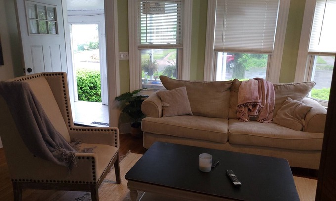 West Haven House | New England's Charm. 3 bedroom 1.5 bath West Haven CT