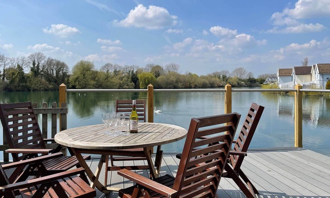 South Cerney House | New England style lakeside living in the Cotswold Water Park. Pet friendly.