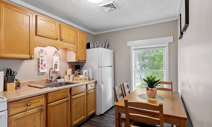 Laconia House | New! Entire unit Lakes & Mountains nearby.
