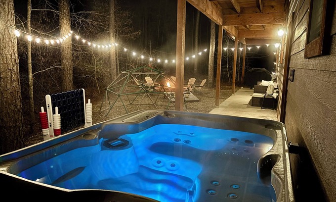 Broken Bow Cabin | New Family Cabin/Foosball/Hot Tub/Fire Pit/Fireplace/50+ Classic Game Console