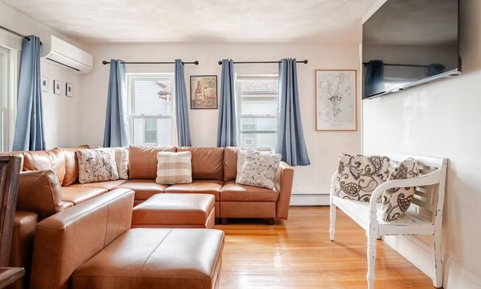 Salem Apartment | NEW! Family-Friendly Getaway < 1 Mi to Dtwn Salem! w Roof Deck & Tiki Bar