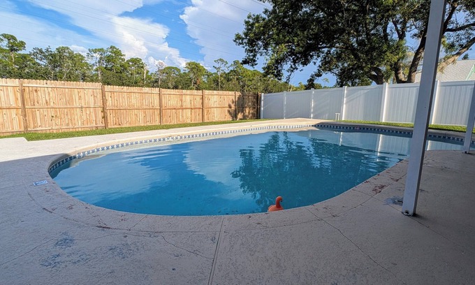 Oldsmar House | New furniture 3br/2b with grill, board games, and fenced in backyard
