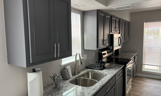 Biggs Field Apartment | New Glampy Cove Apartment