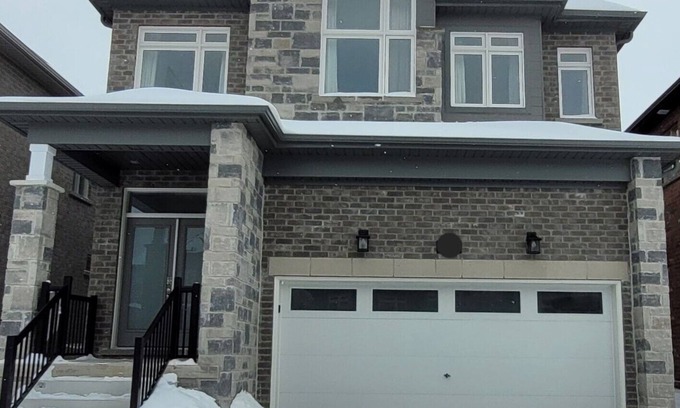 Innisfil House | New gorgeous charming quiet 4-BR single house 9 minutes to Lake Simcoe