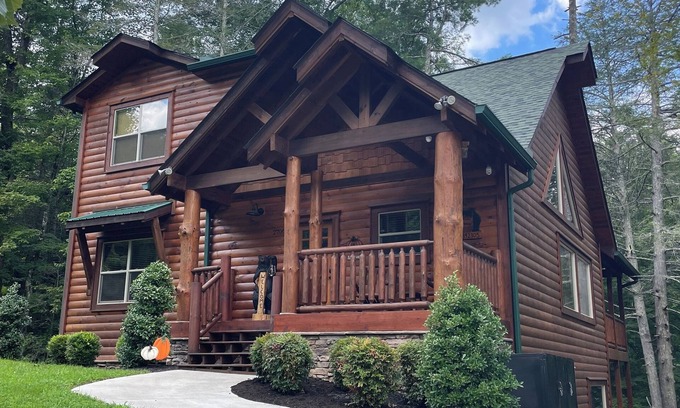 Gatlinburg - Pigeon Forge Cabin | New Grizzly Hideaway Luxury Cabin-Cedar Falls-4 Bdrms-4.5Baths-Sleeps 12