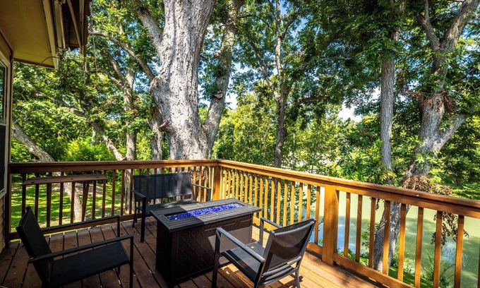 Seguin House | New*| Guadeloupe River Access | Large yard