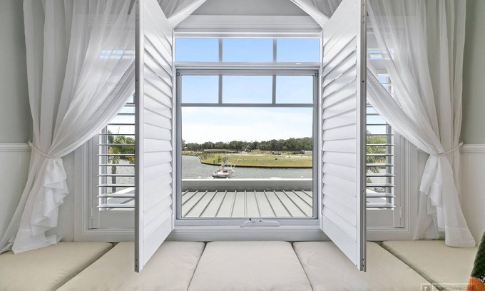 Banksia Beach House | New Haven - Grand Canal View Suite