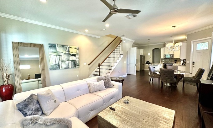 SoHo House | New! Heart of South Tampa Townhome 3BD/2.5BA Tesla Charger