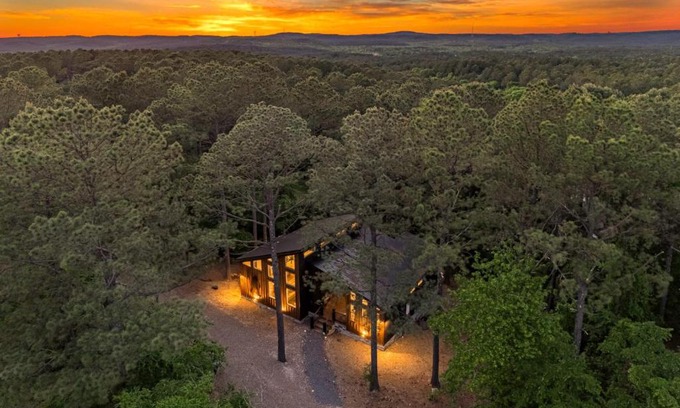 Broken Bow House | New HGTV Cabin: Hot Tub BBQ Firepit Sleeps 10