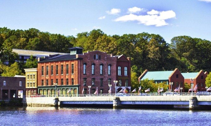 Westport Condo | New HighEnd 2 bedroom condo in Charming Westport with fitness room/Walk to town