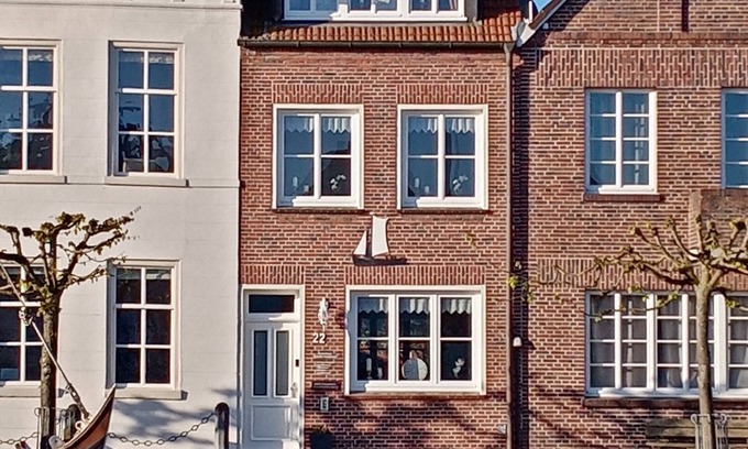 Weener House | NEW! Holiday home with a unique view of the historic port of Weener