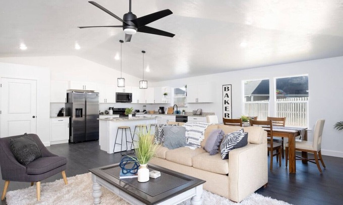 High Springs House | New Home- Sleeps 8 -Near Gainesville & Springs