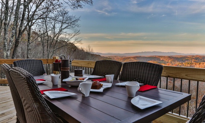 Blue Ridge Cabin | New Hot Tub! Huge View! Mountaintop Cabin -4BR- 8 Min. to Town!