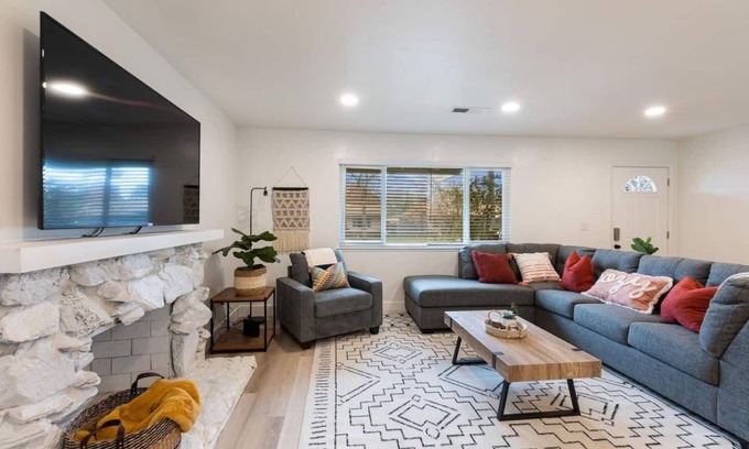 Carmichael House | NEW! * Hot Tub * King Beds * Modern Home * 3b2b