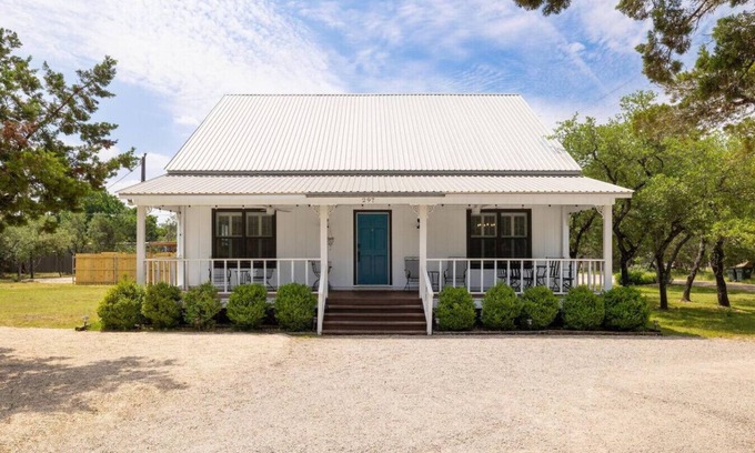 Wimberley House | NEW Hot Tub Walk Downtown Blanco River Access
