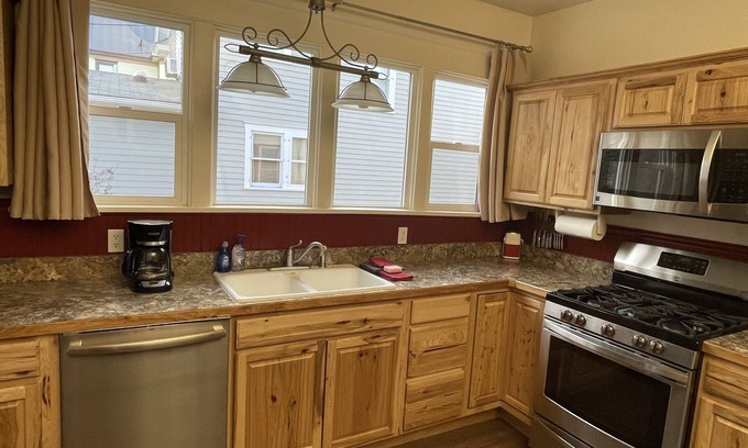 Red Lodge House | New Hot Tub,Walking Distance to Downtown,Wifi,No Pets,Outside Space w/new deck