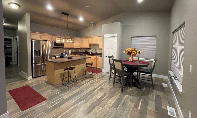 Edgar Other | New House close to Yellowstone Park Magpie Fields