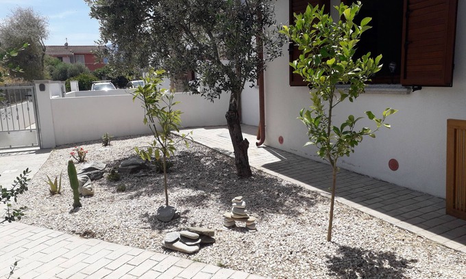 Posada House | NEW HOUSE, & FENCED GARDEN, PRIVATE PARKING NEAR BEACHES.