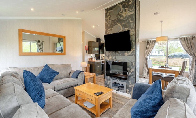 Woodhall Spa Ski Chalet | New in 2018. Modern and luxurious lodge with lakeside view.