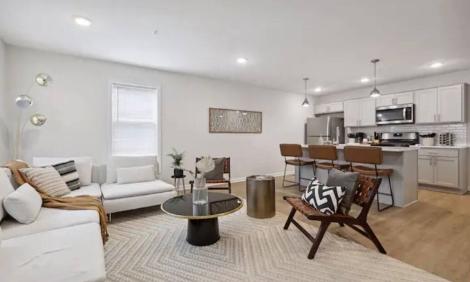 Uptown House | NEW Insta-Worthy Home Steps From The Lakes