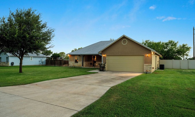 Jourdanton House | NEW Jtown Junction LUXE 3BR 2BA for 7 Desirable Neighborhood Yard 1King 2Q 1T