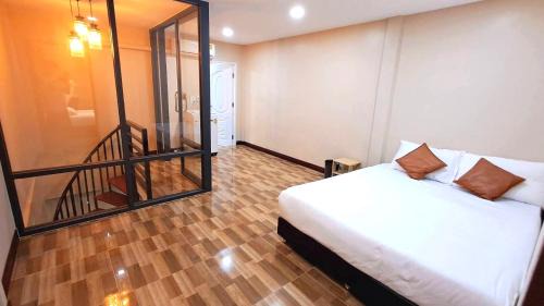 Ratchathewi House | NEW! KG home 3 Bedrooms/Free Wi-Fi