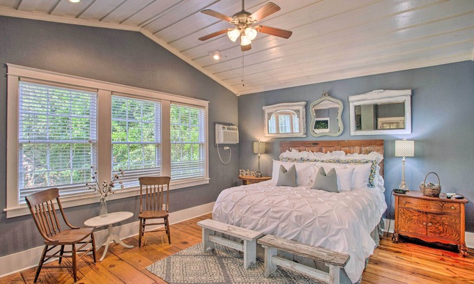 Jefferson House | *NEW* King Bed/Fireplace/Jetted Tub/Free Bikes