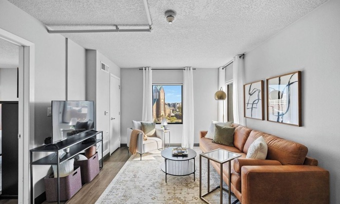 Downtown Des Moines Apartment | New King Bed | Free Parking | Onsite Gym | Wifi