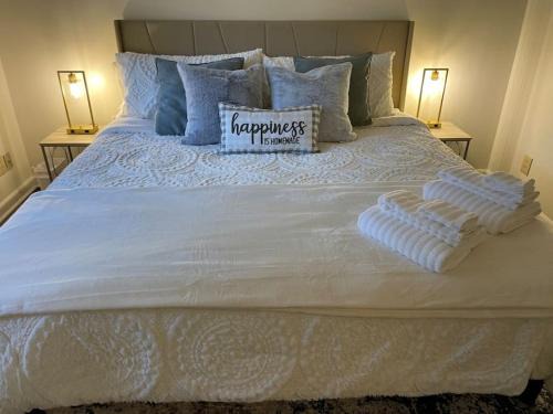 Commerce Apartment | NEW King Beds, 86 inch RokuTV, and Massage at the Comfort Haven