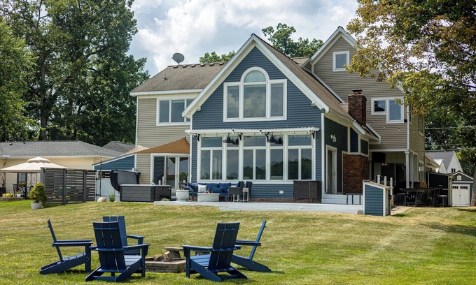 Brooklyn House | New l Lake Front House l Hot Tub