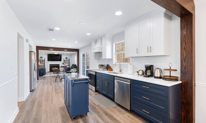 Buford House | New! Lake House/12 guests/8beds/3 Baths/King/Queens/Fulls