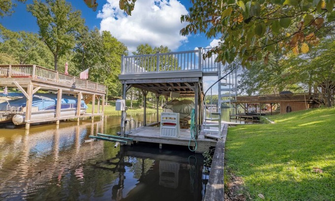 Henrico House | New! Lakefront, Great Location, Pet Friendly
