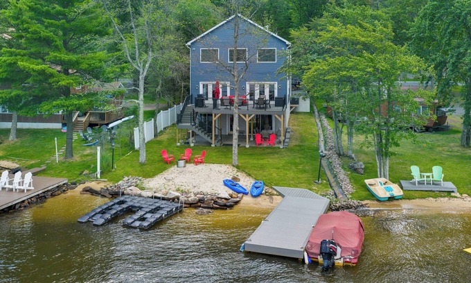 Lake Harmony House | NEW Lakefront Retreat | Huge Deck, Kayaks, Views