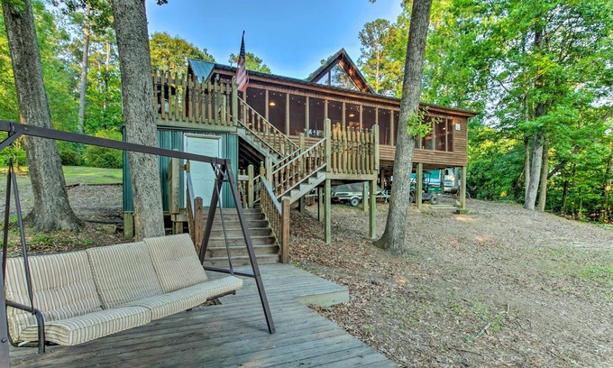 Florien Cabin | NEW! Lakefront Toledo Bend Cabin w/ dock & BBQ!