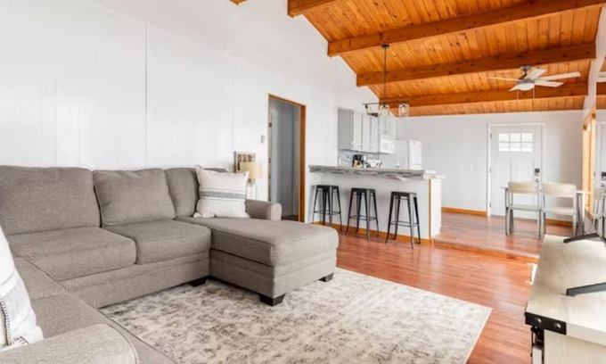 Atwater Cabin | New! Lakeshore Retreat on Diamond Lake