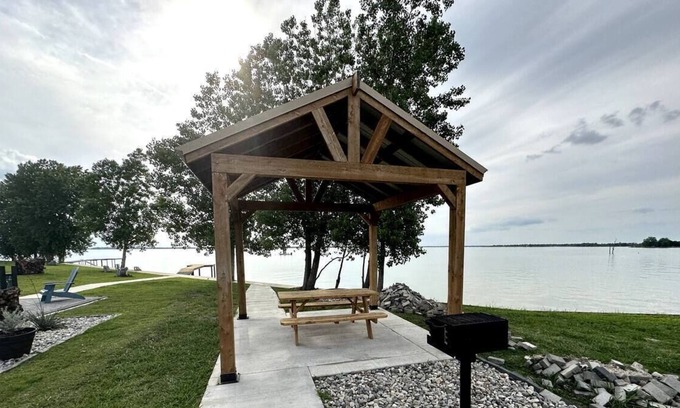 Kerens House | New Lakeside LOT for RV/Camper!