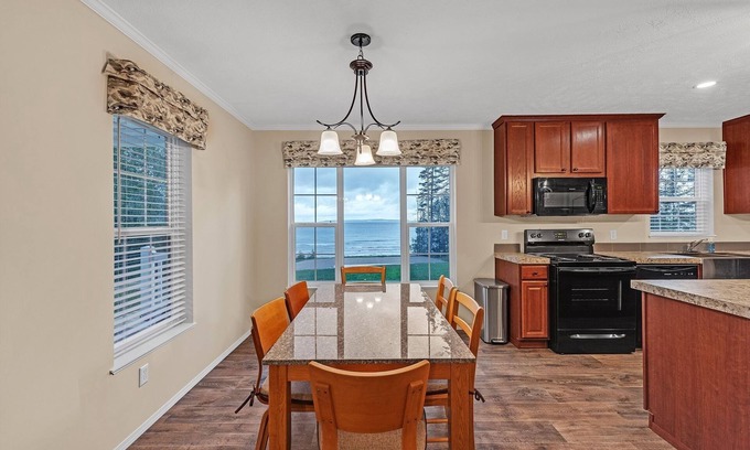 Mackinaw City House | NEW! Lakeside Retreat w/Beach Access & Kayaks