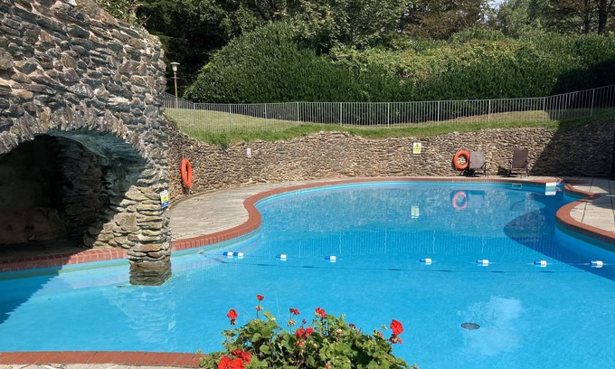 Ivybridge Cottage | NEW Lakeview 2 bed cottage with pools.