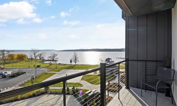 Holcomb Condo | NEW Lakeview Escape | Hot Tub | Poolside