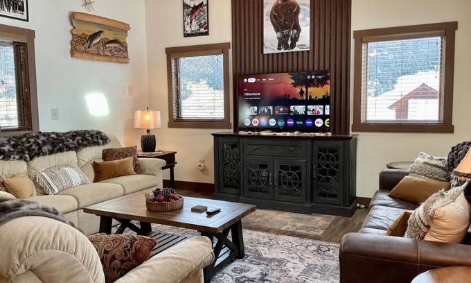 Gallatin Gateway Ski Chalet | NEW! LAST MINUTE SPECIAL! Spacious Modern Chalet, Close To Everything Big Sky, MT!